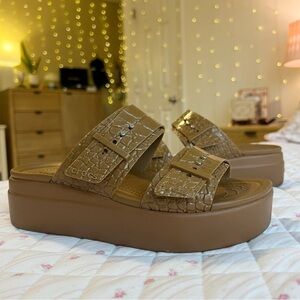 Crocs Brooklyn Croco Shine Buckle Platform Sandals Hazelnut Brown 8